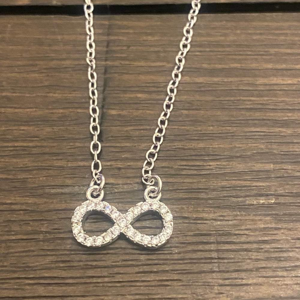 STAINLESS STEEL NECKLACE WITH CRYSTAL FIGURE EIGHT